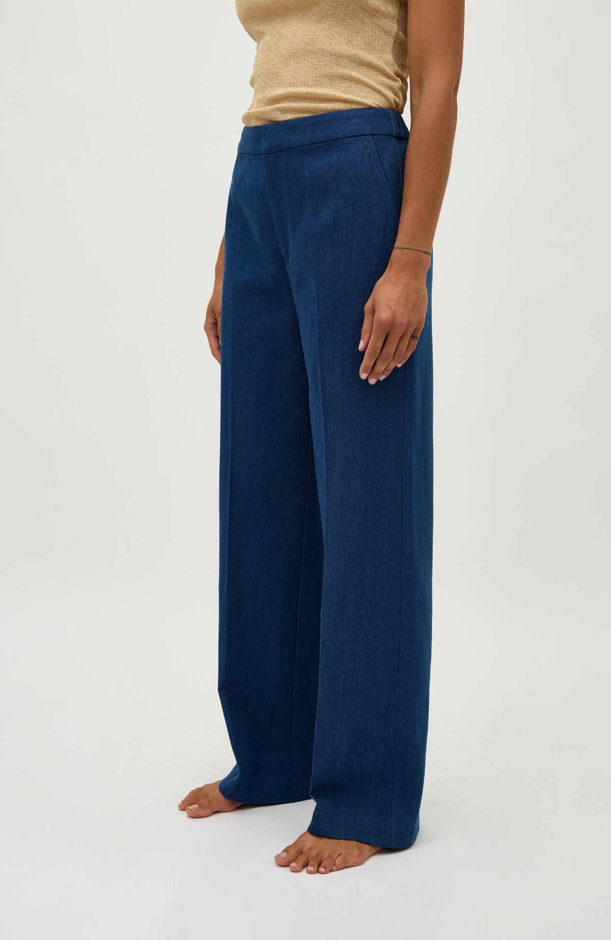 Cienne-G_Medium Blue_Model_0