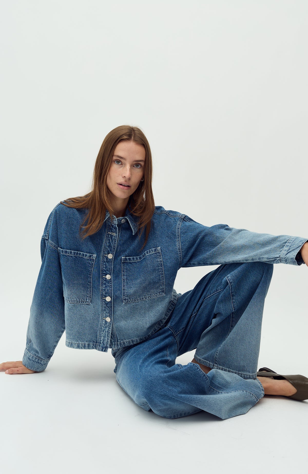 Winnia-M_Fading Denim Wash_Model_5
