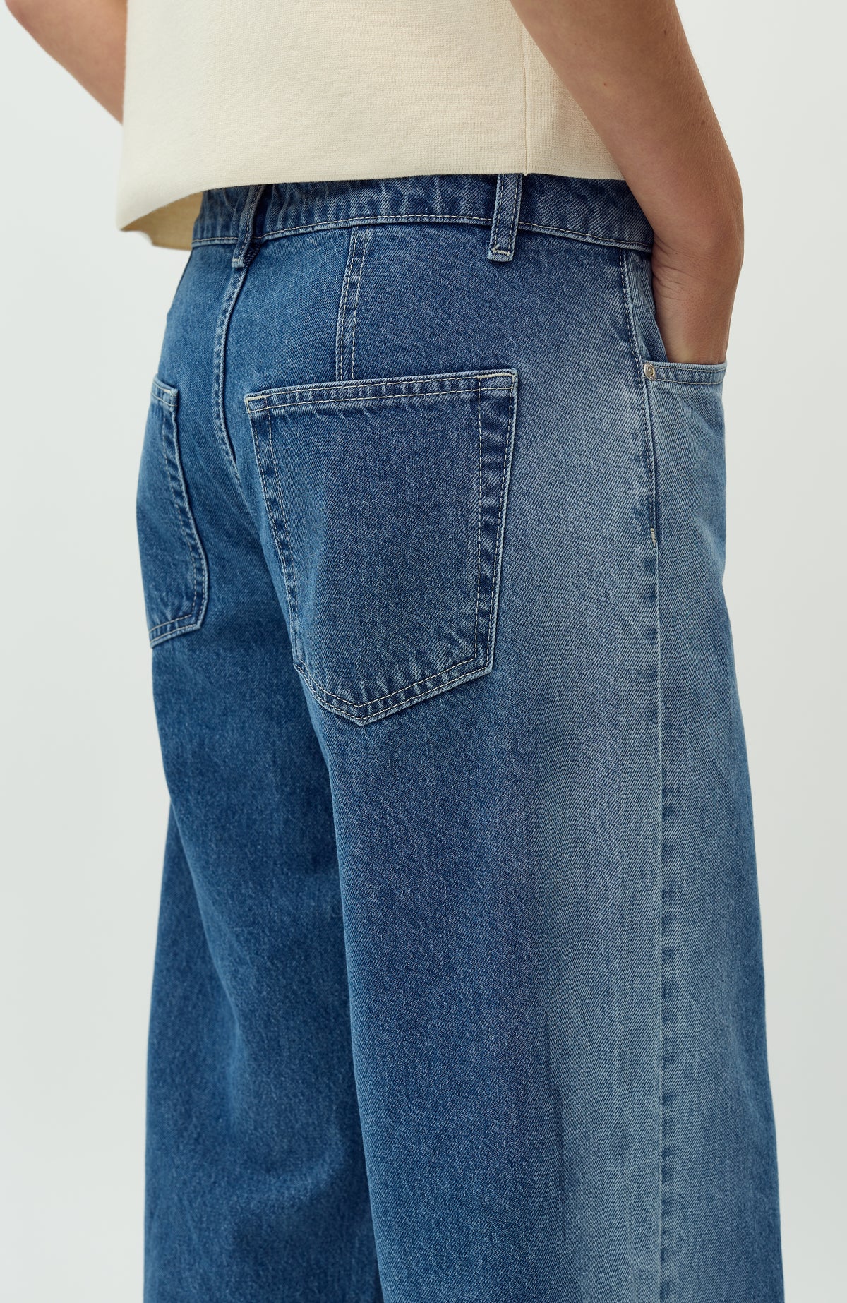 Pyras-M_Fading Denim Wash_Model_3