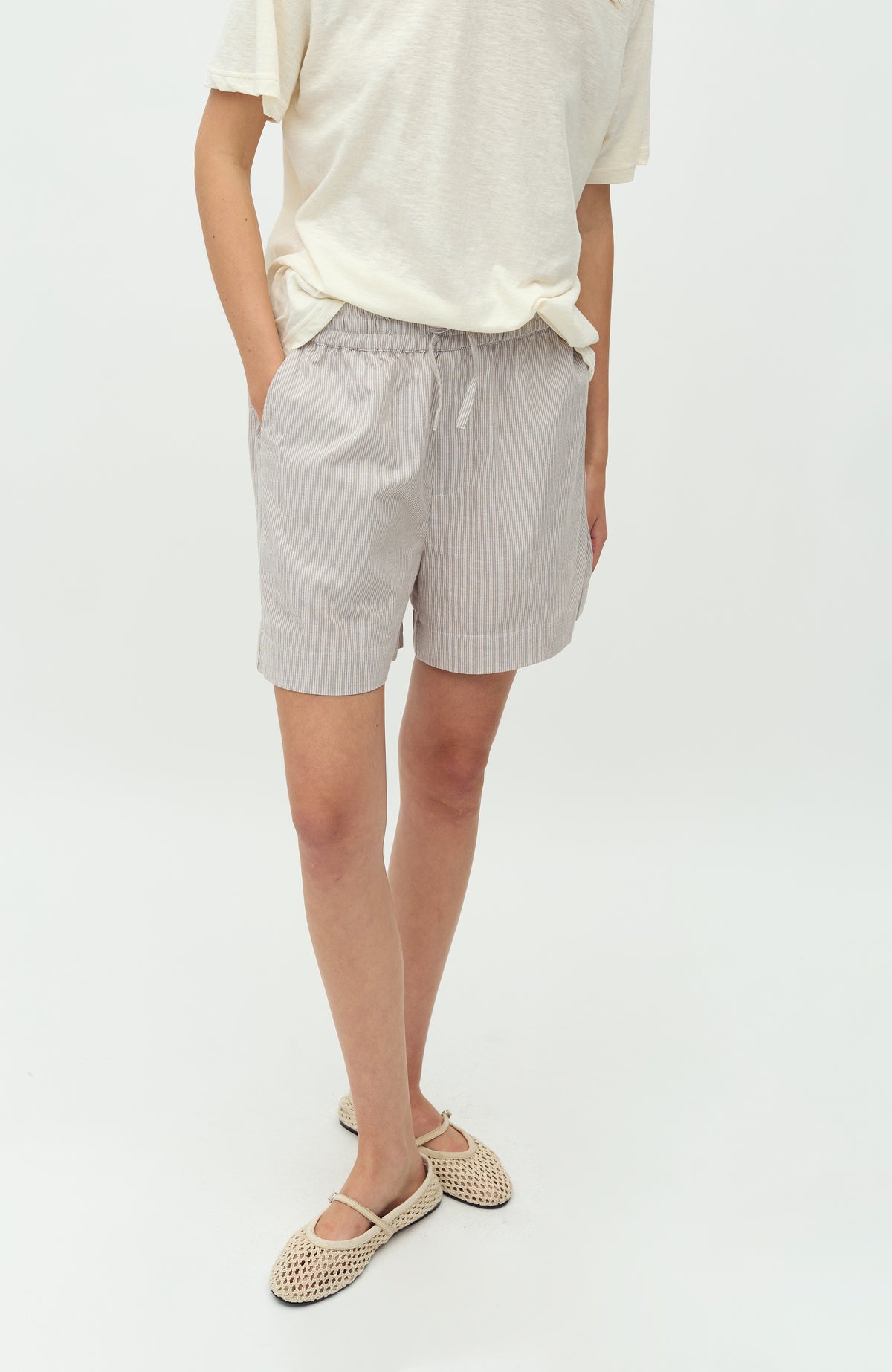 Meris-M_Cinder White Stripe_Model_3