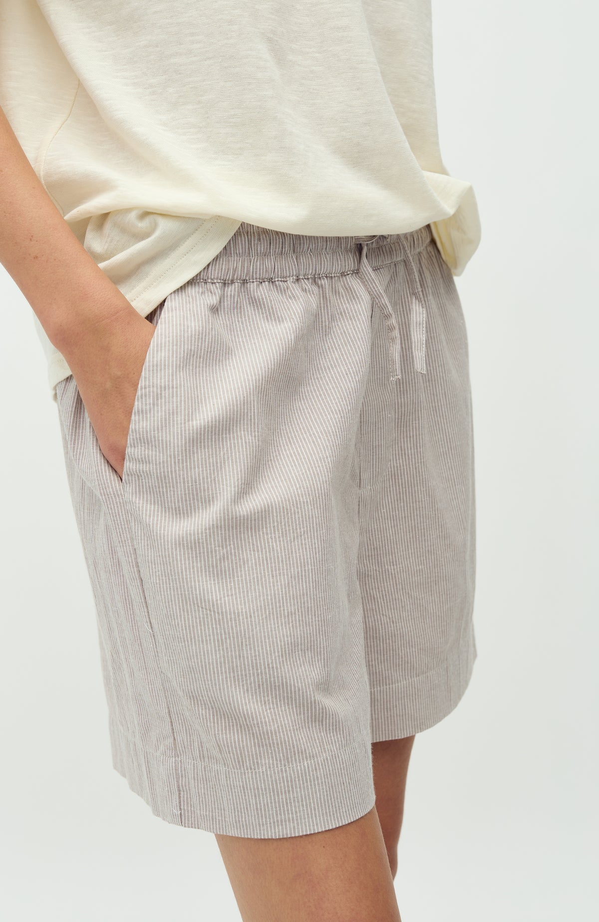 Meris-M_Cinder White Stripe_Model_4