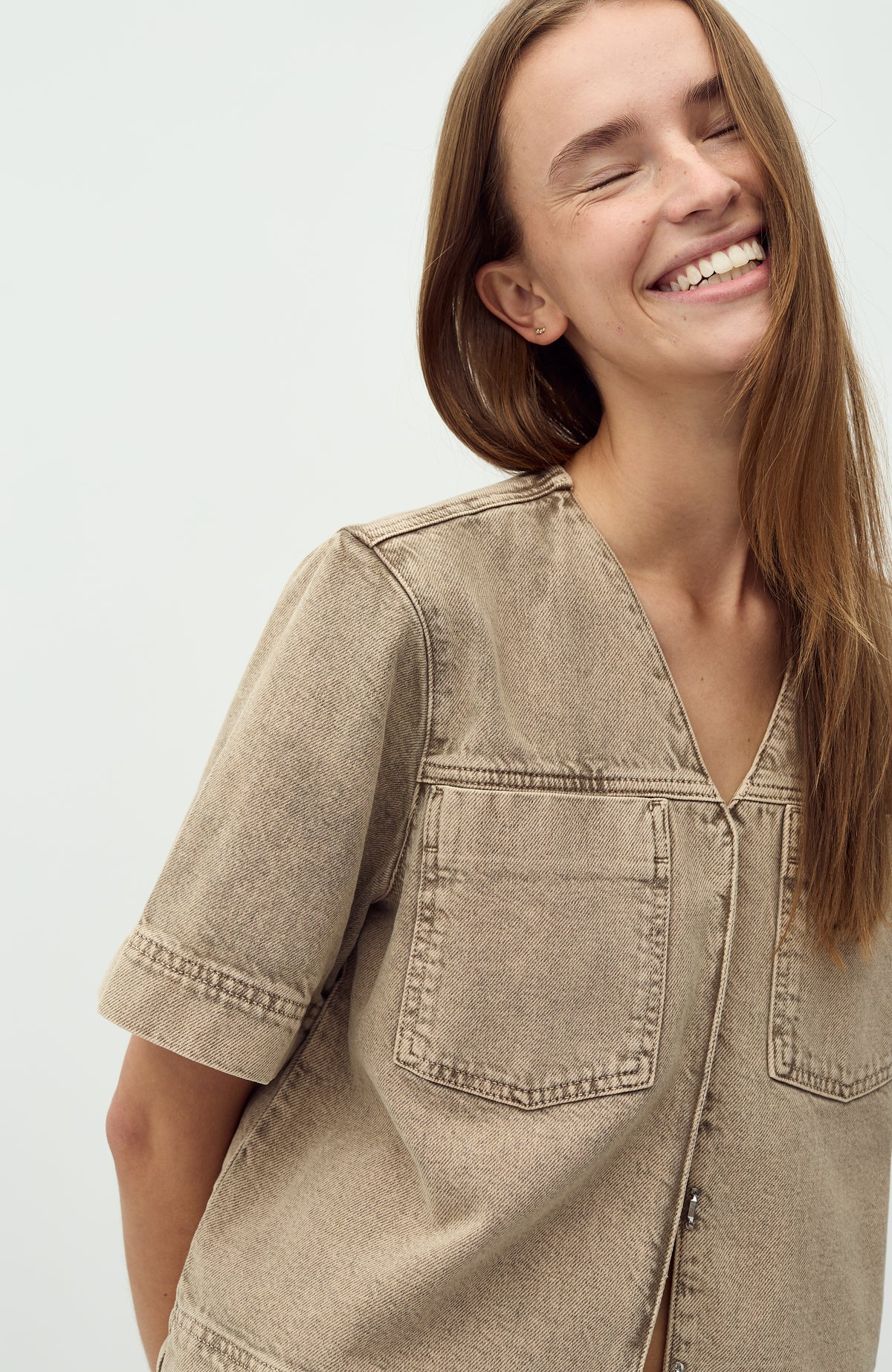 Reela-M_Beige Washed Denim_Model_3