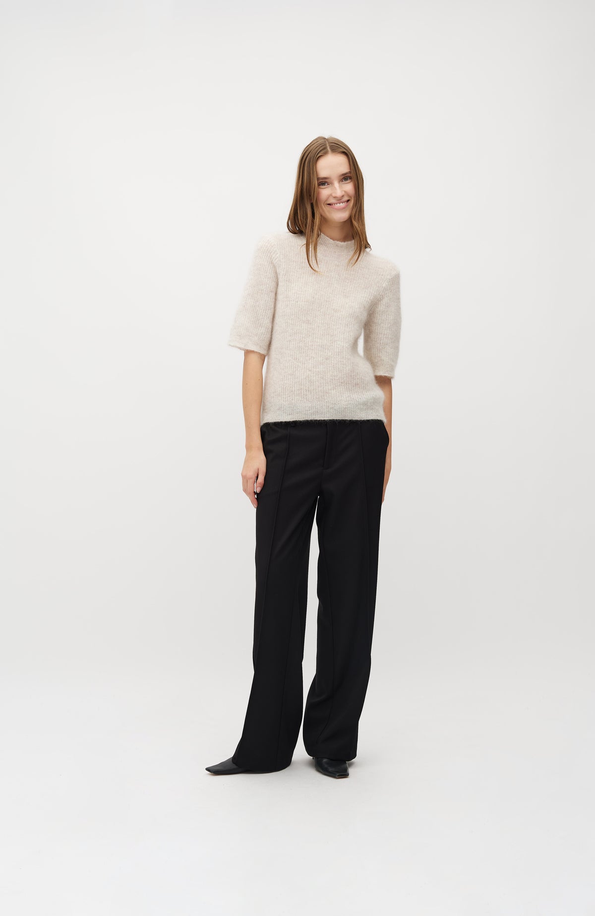 Clara Crew-M_Oat Melange_Model_3