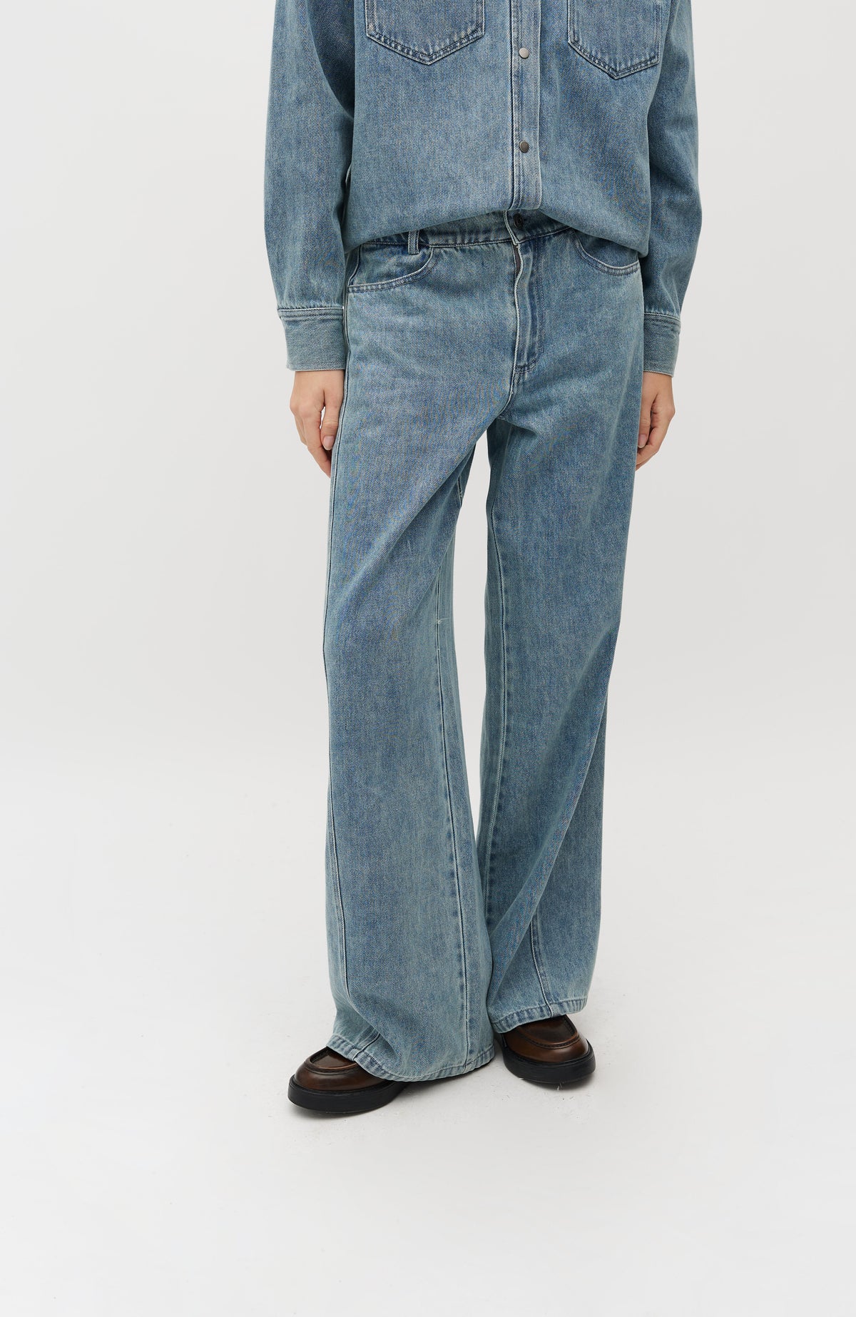 Katyn-M_Blue Soft Wash_Model_1