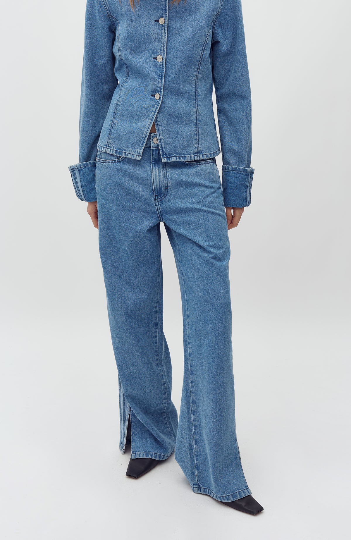 Kavina-M_Sky Blue Wash_Model_0