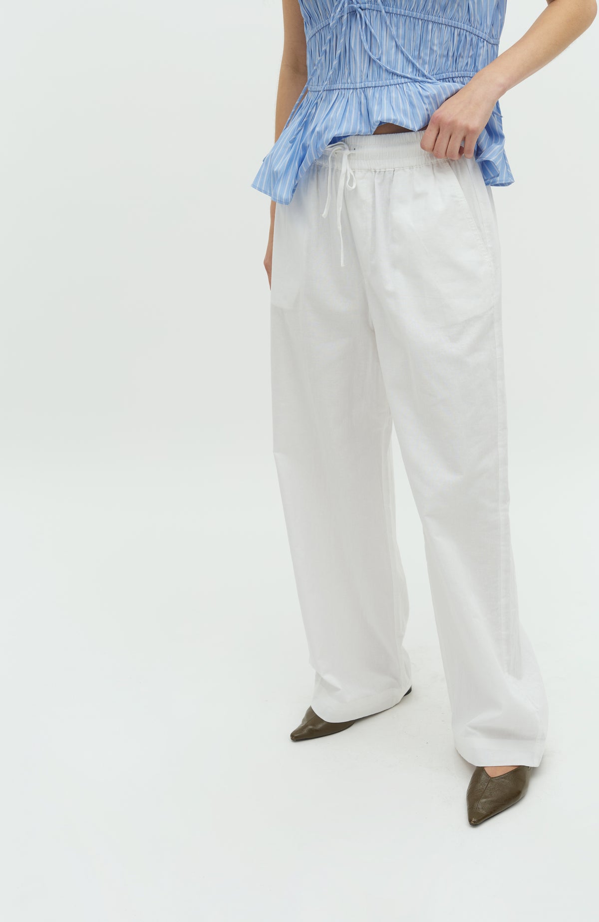 Grasielle-M_White_Model_1