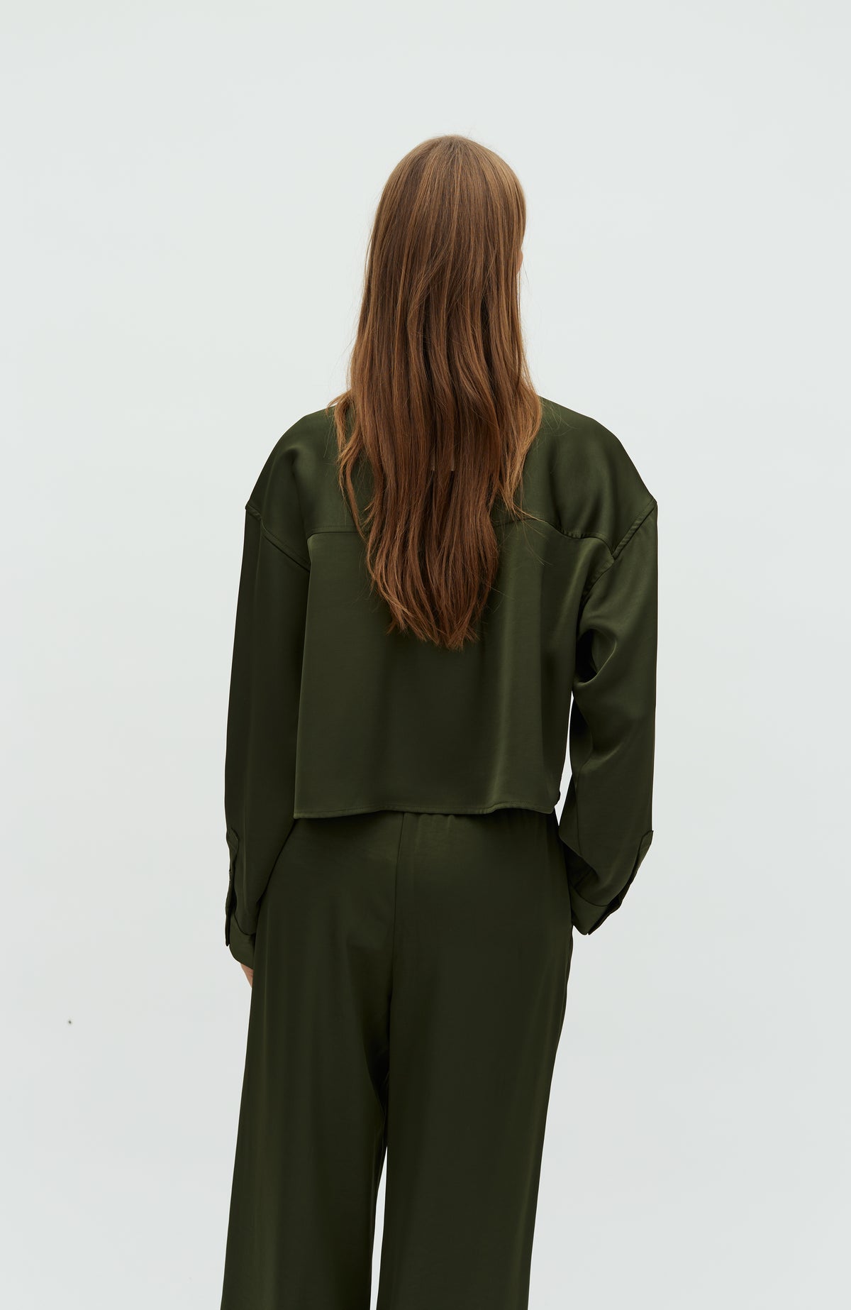 Emele-M_Pine Green_Model_2
