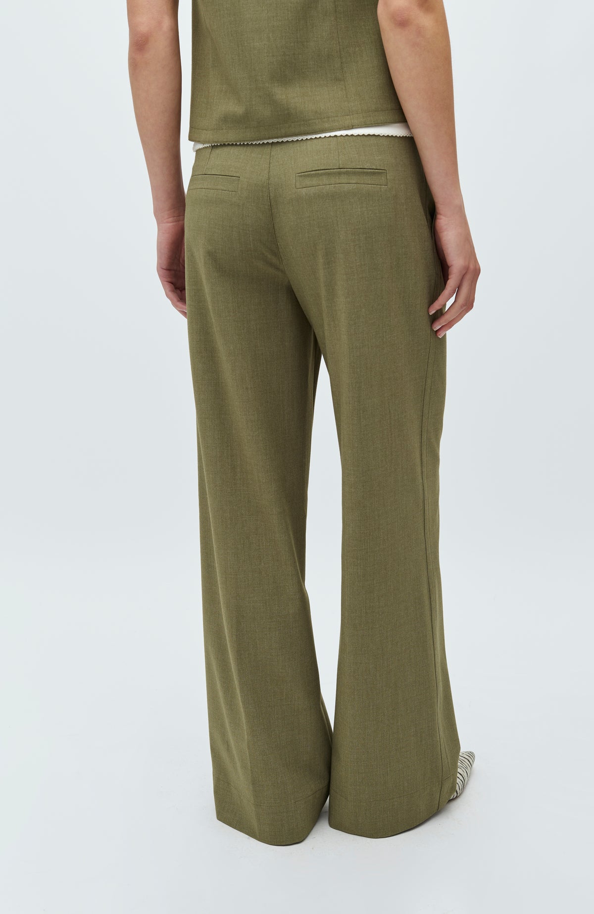 Farin-M_Dusty Olive Melange_Model_2