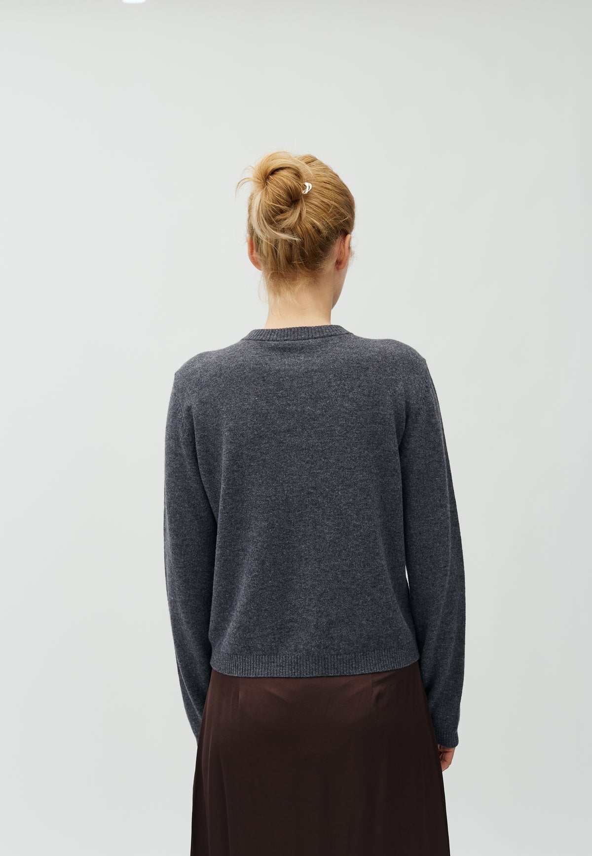 Averie-M_Dark Grey Melange_Model_3