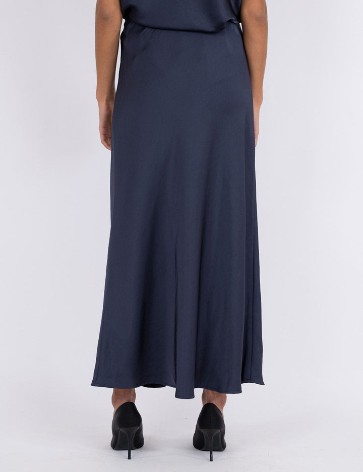 159588 Vicky Heavy Sateen Skirt_Midnight Blue_Model_2