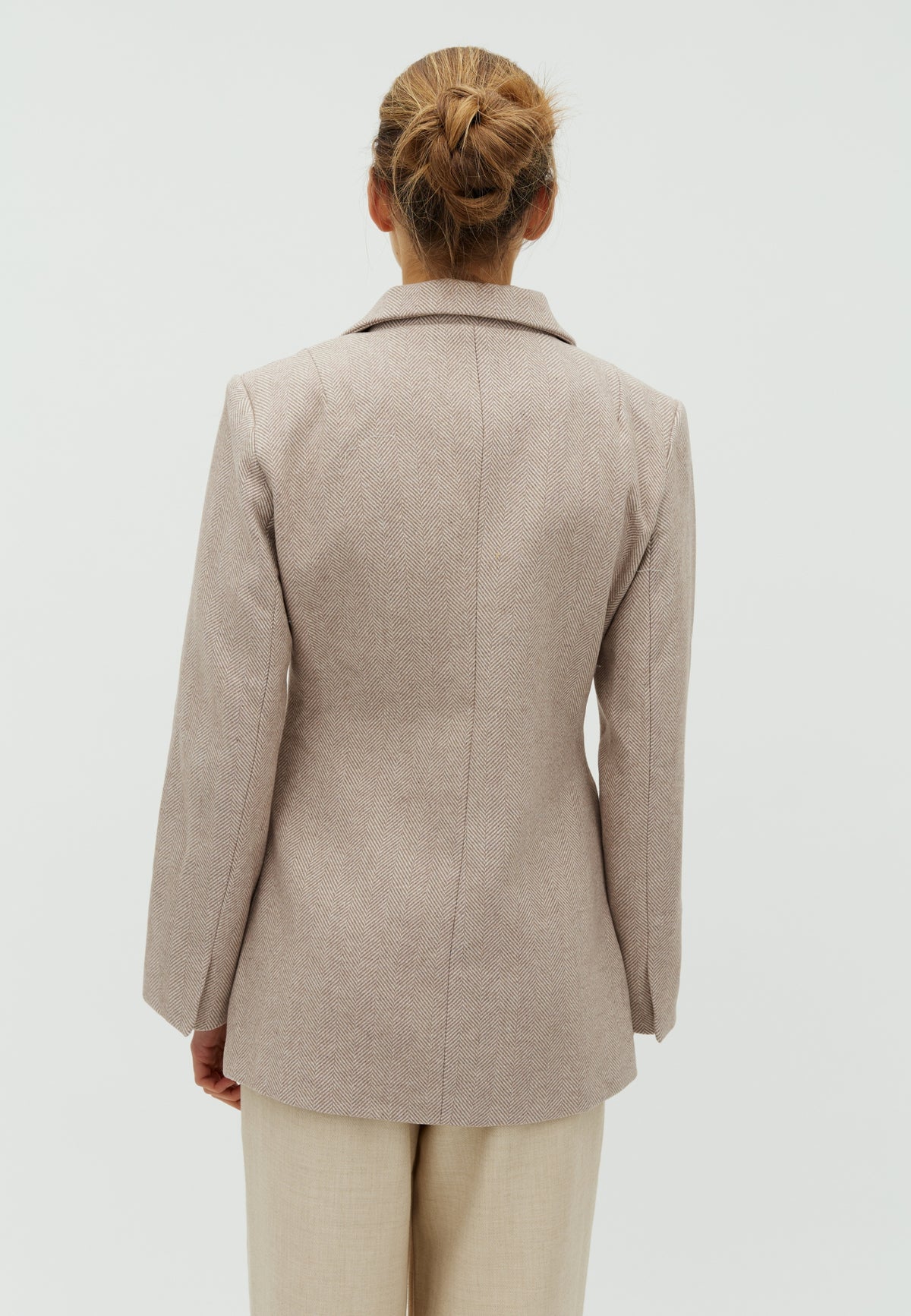 168929 Jowie Herringbone S Blazer_SAND_Model_2