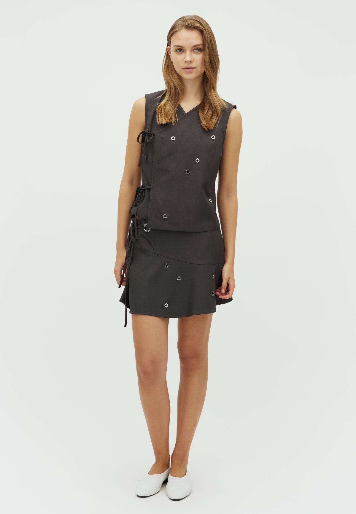 Aunora Eyelet-F_Dark grey_Model_0