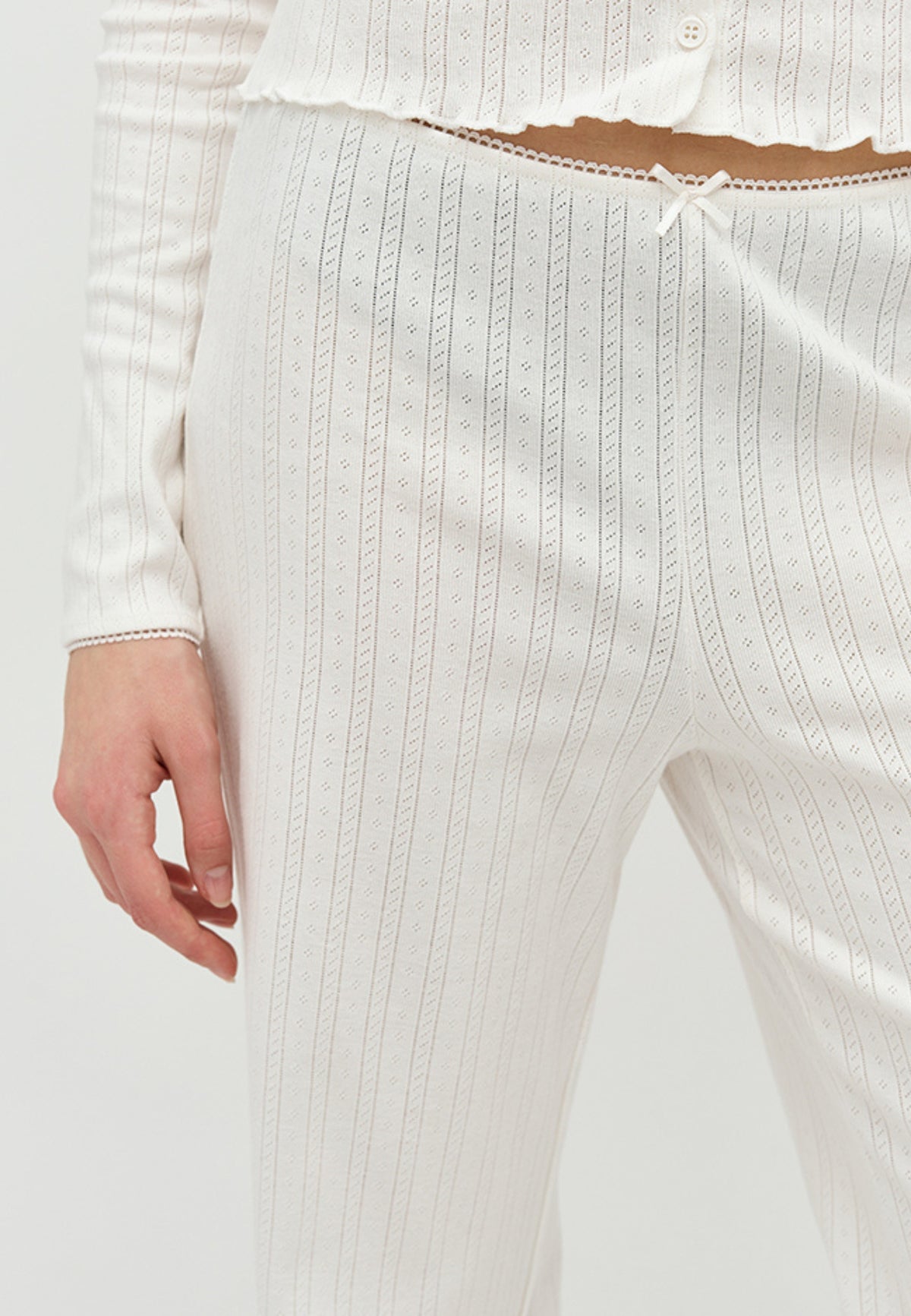 Flo-F_White_Model_1