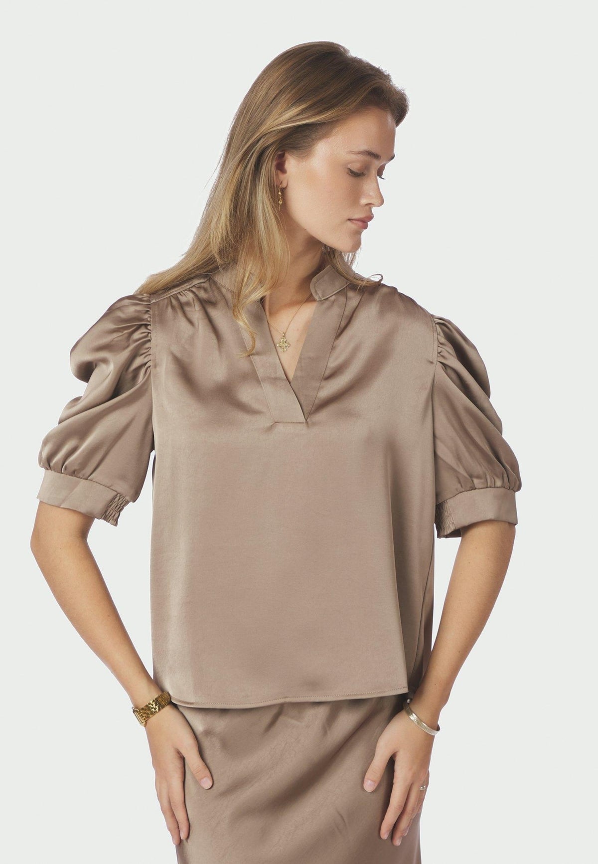162590 Roella Heavy Sateen Blouse_Dark Taupe_Model_1