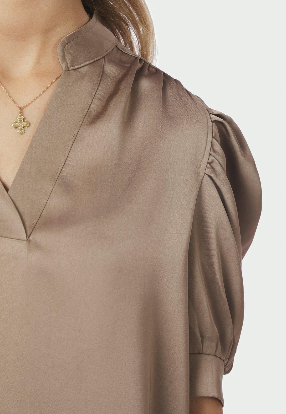162590 Roella Heavy Sateen Blouse_Dark Taupe_Model_2