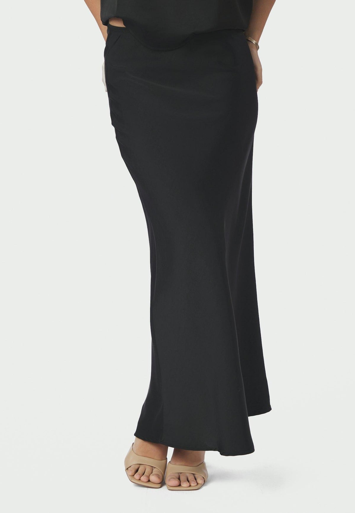 159588 Vicky Heavy Sateen Skirt_Black_Model_1