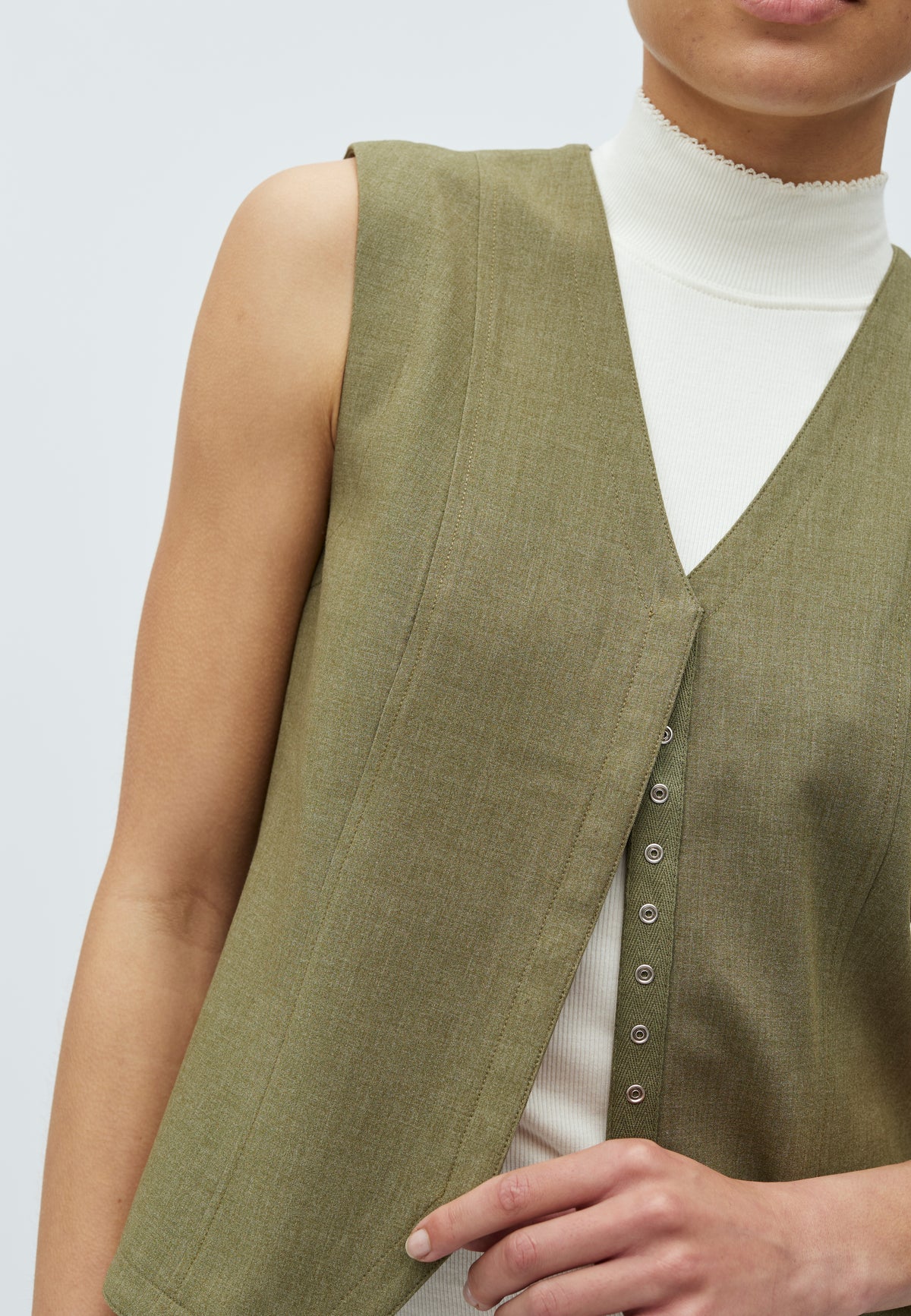 Flavina-M_Dusty Olive Melange_Model_2
