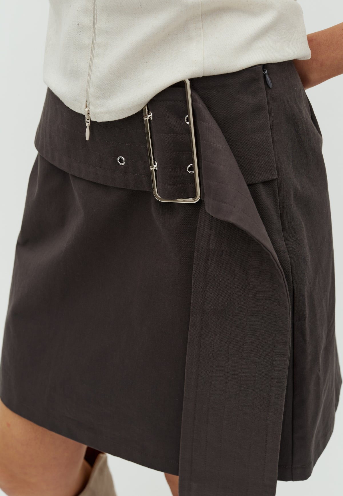 Biella-F_Dark grey_Model_2