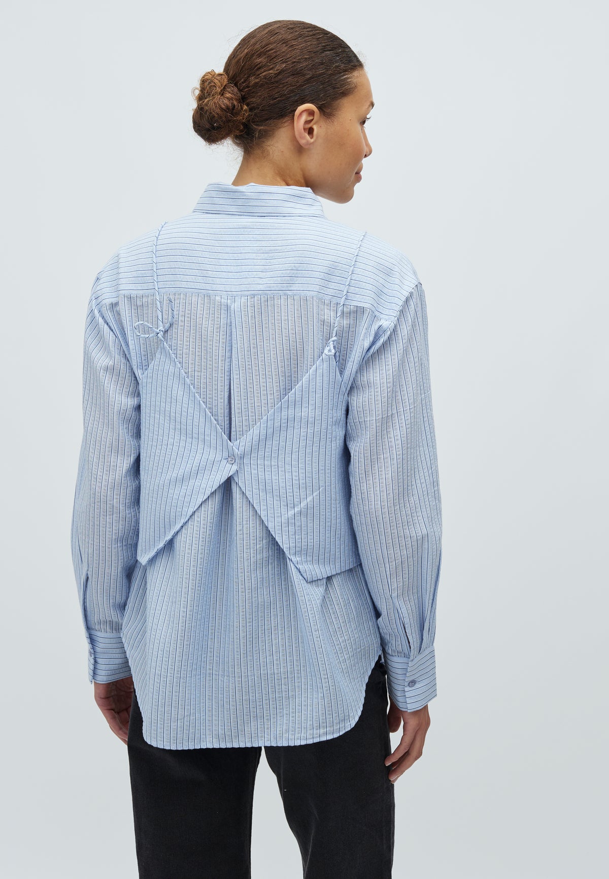 Aulora-M_Light Blue White Stripe_Model_1