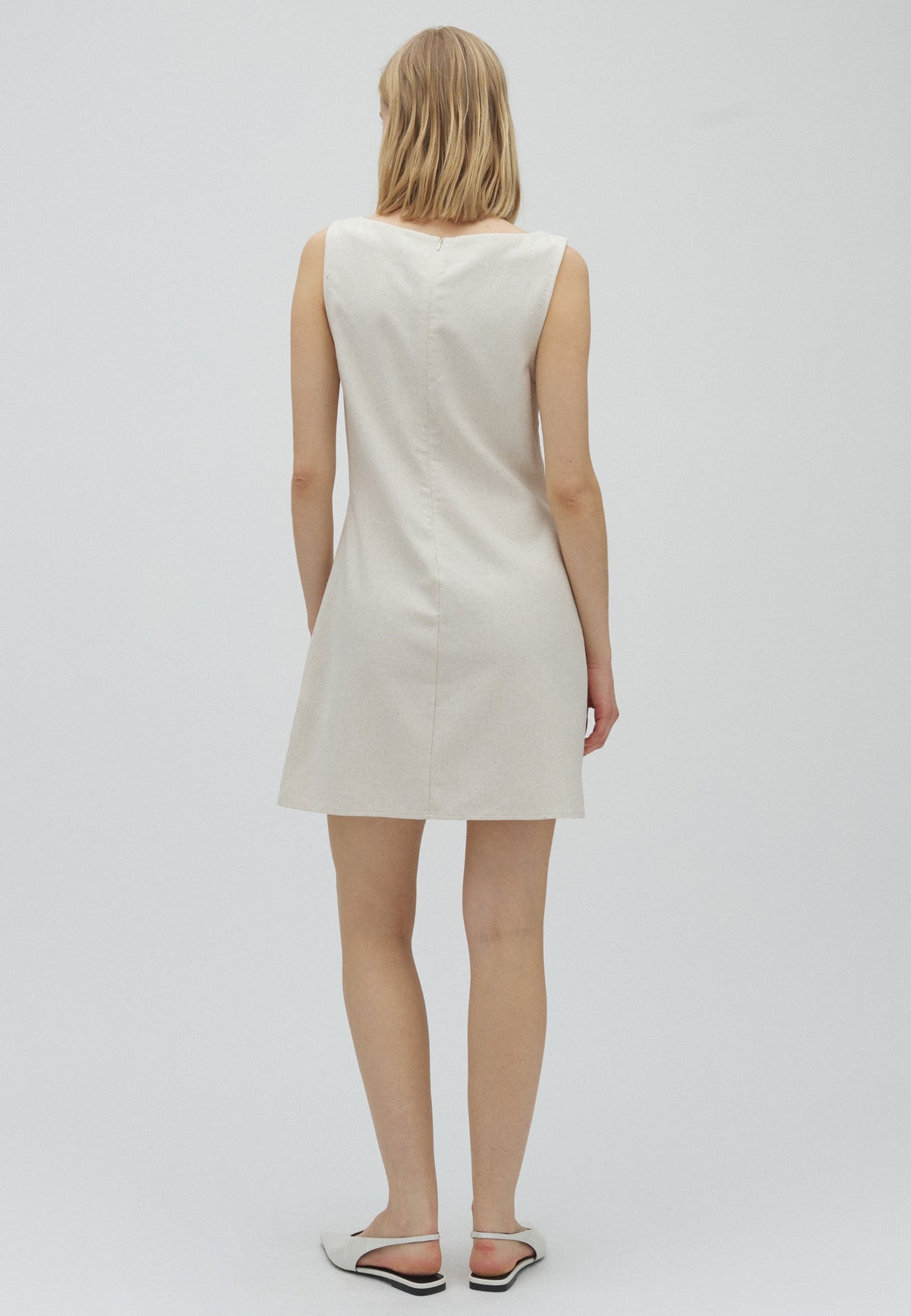 Ellenor-F_Natural Linen_Model_2