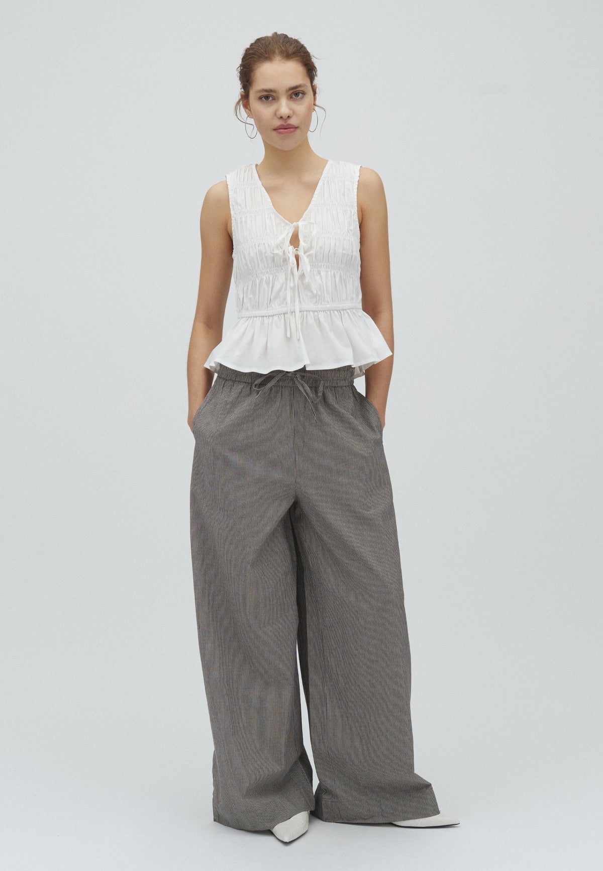Clari-M_Java White Stripe_Model_3