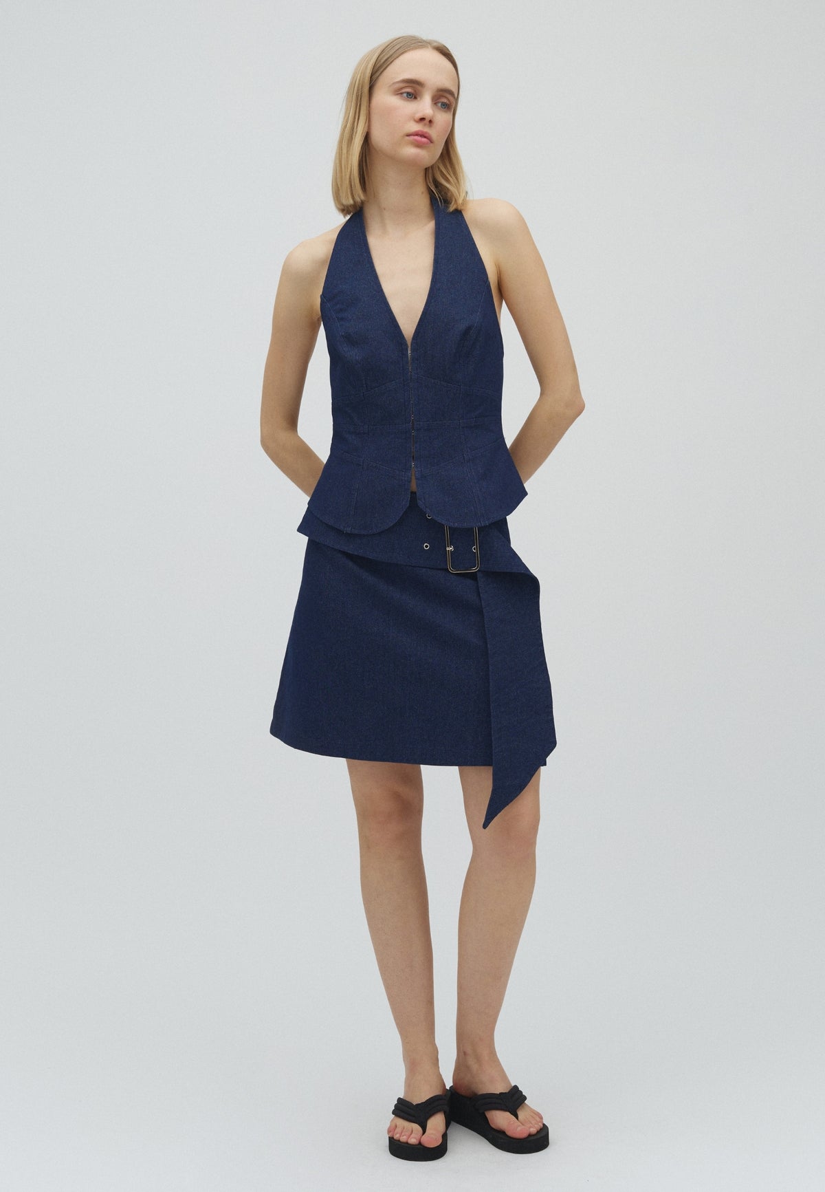 Biella-F_Dark Blue_Model_0