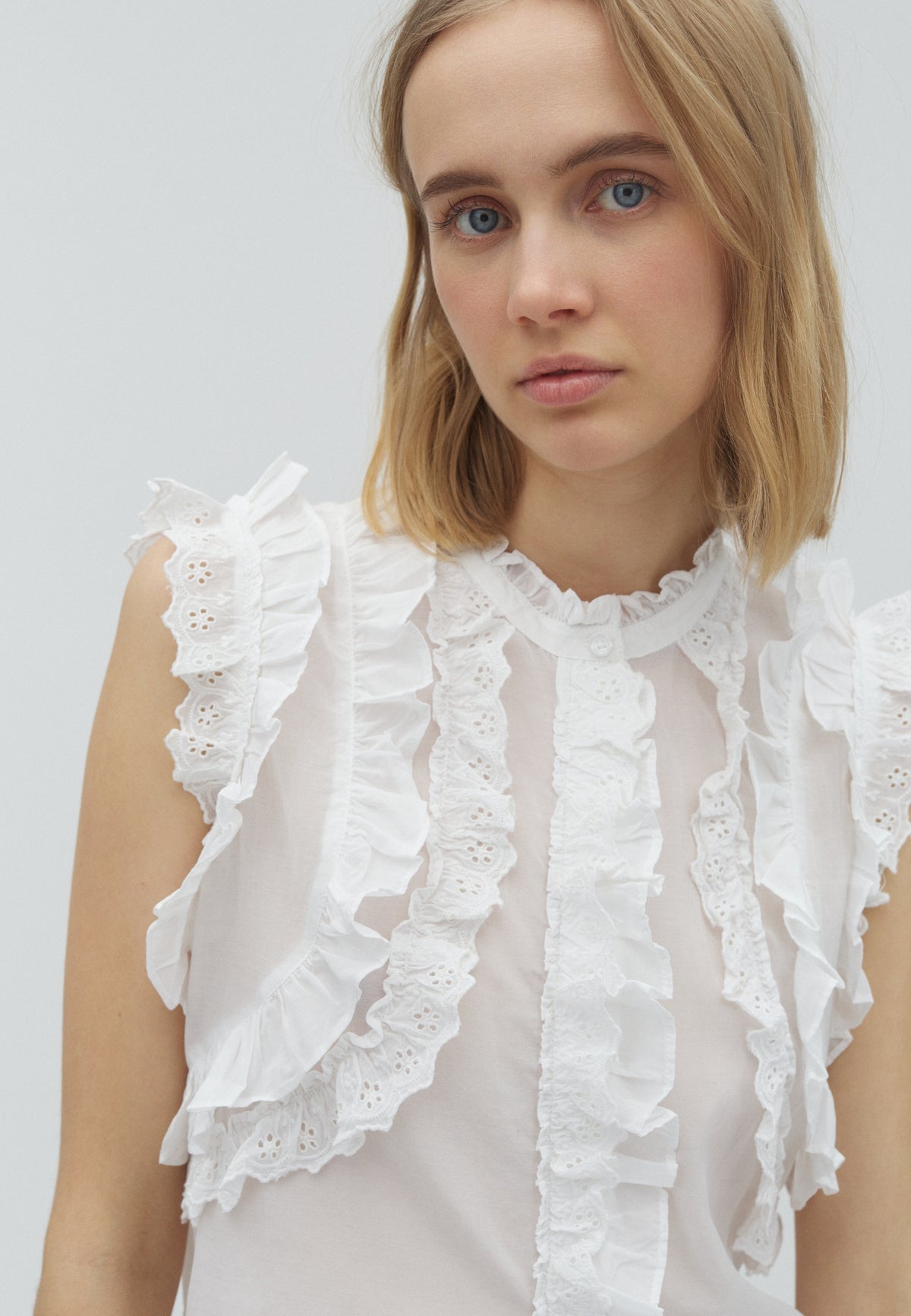 169572 Selia Ruffle Top_White_Model_1
