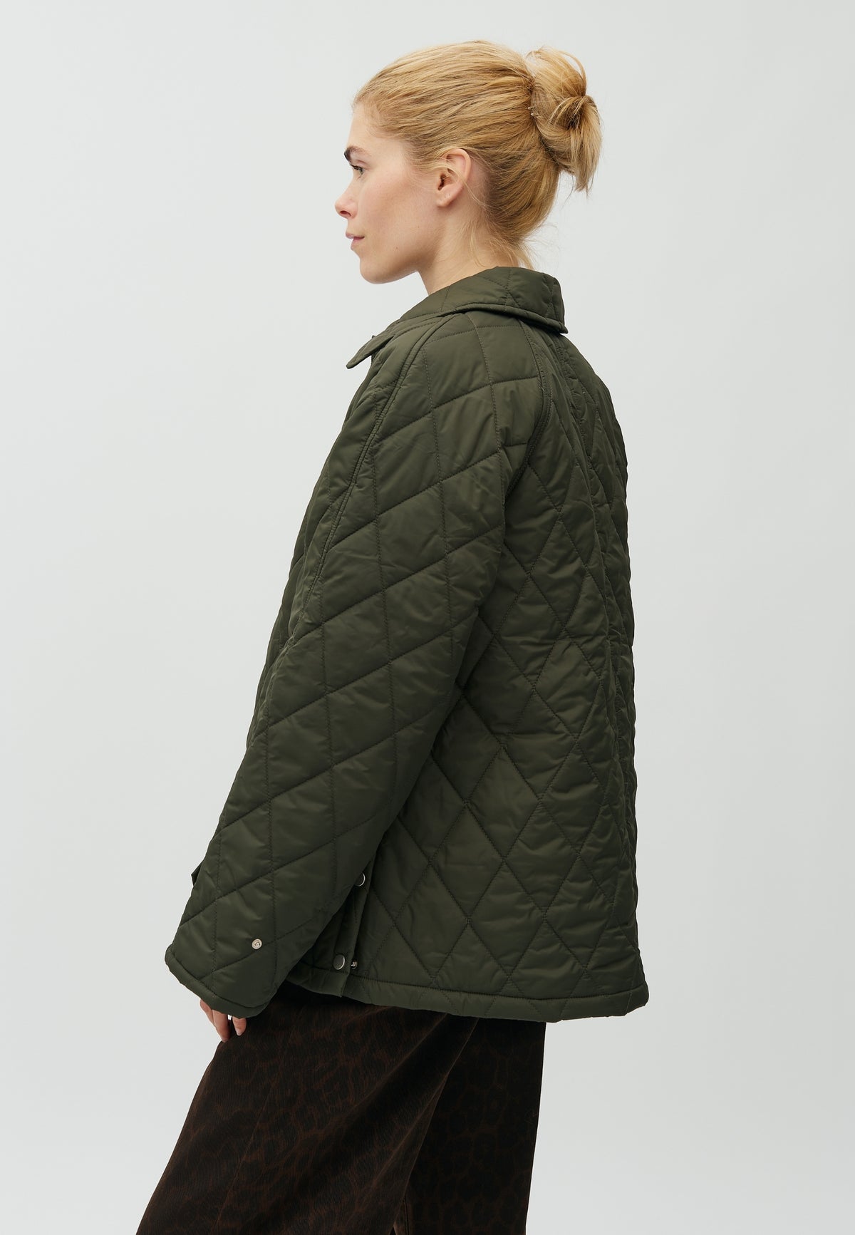 Elcina-M_Warm Olive_Model_3