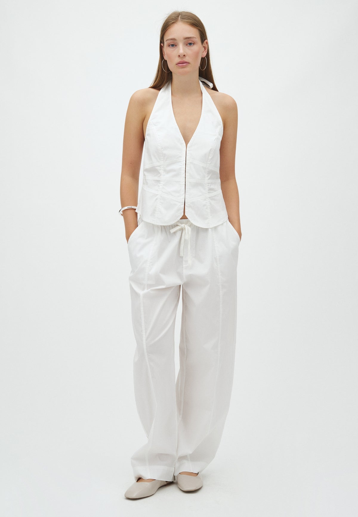 Genevie-F_White_Model_4