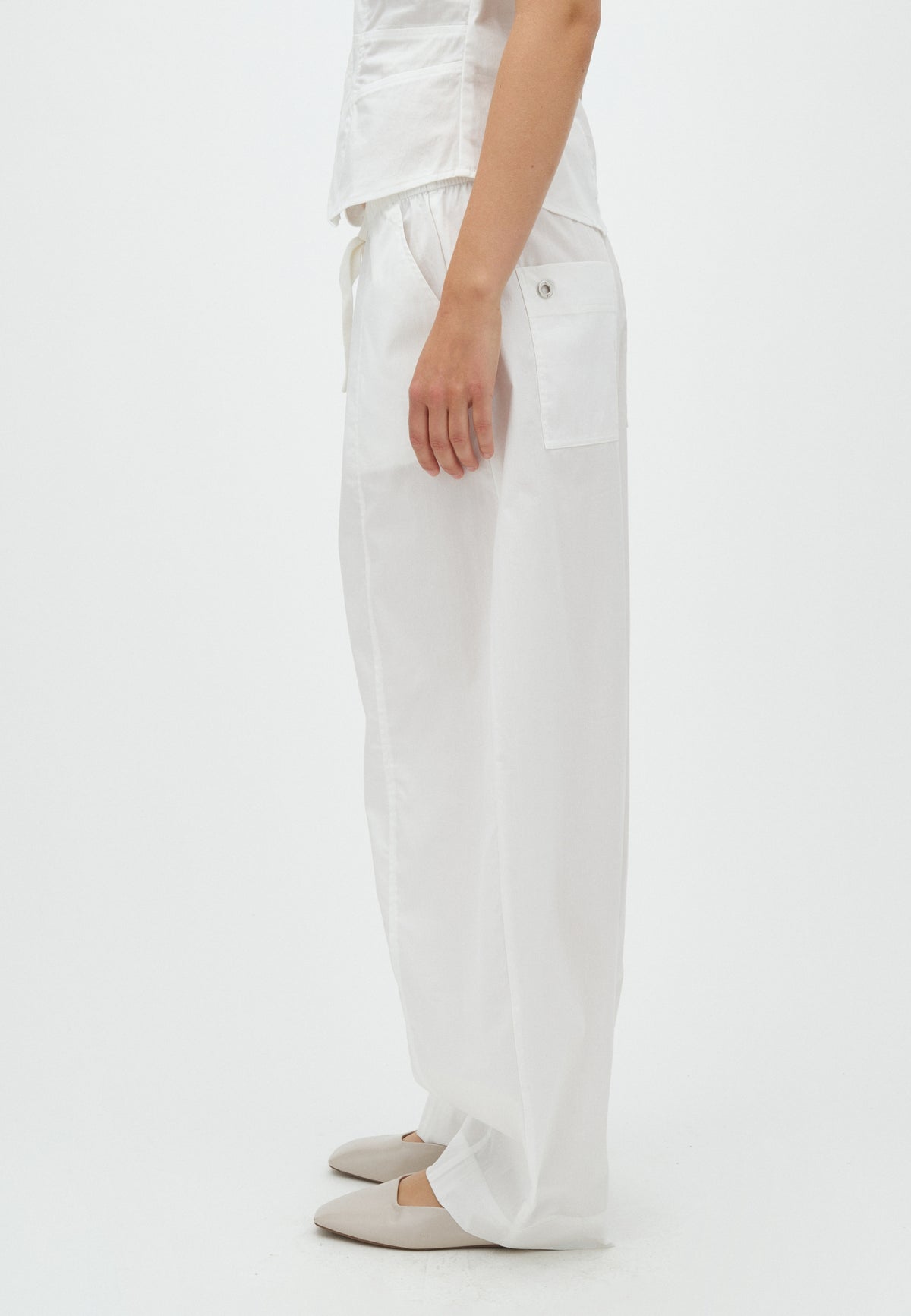 Saca-F_White_Model_2