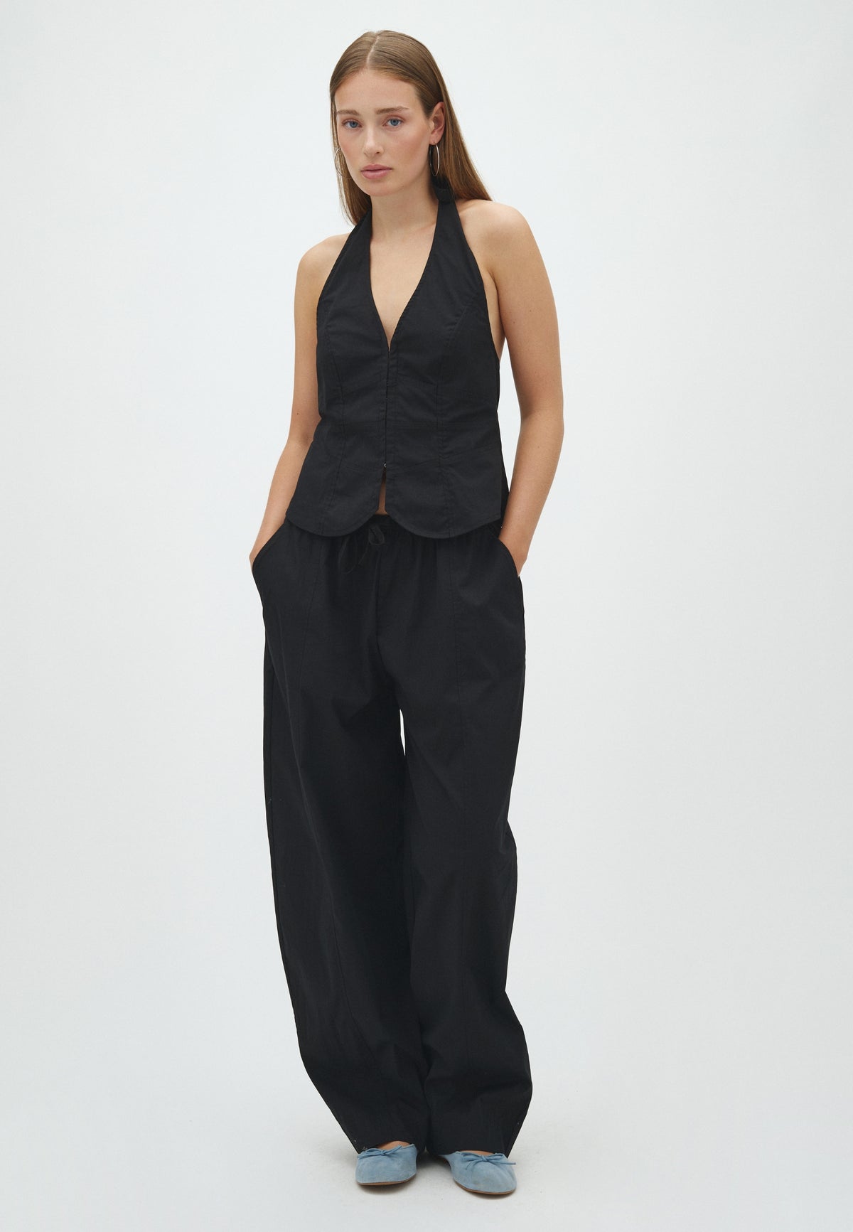 Saca-F_Black_Model_0