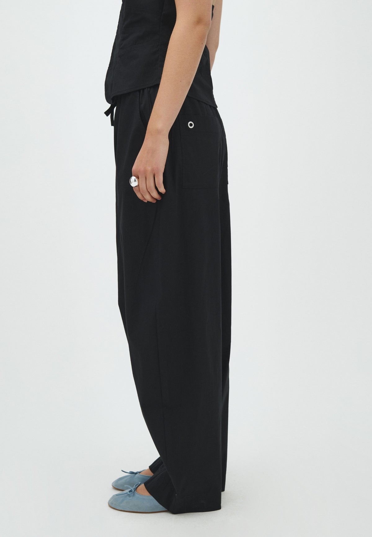 Saca-F_Black_Model_2