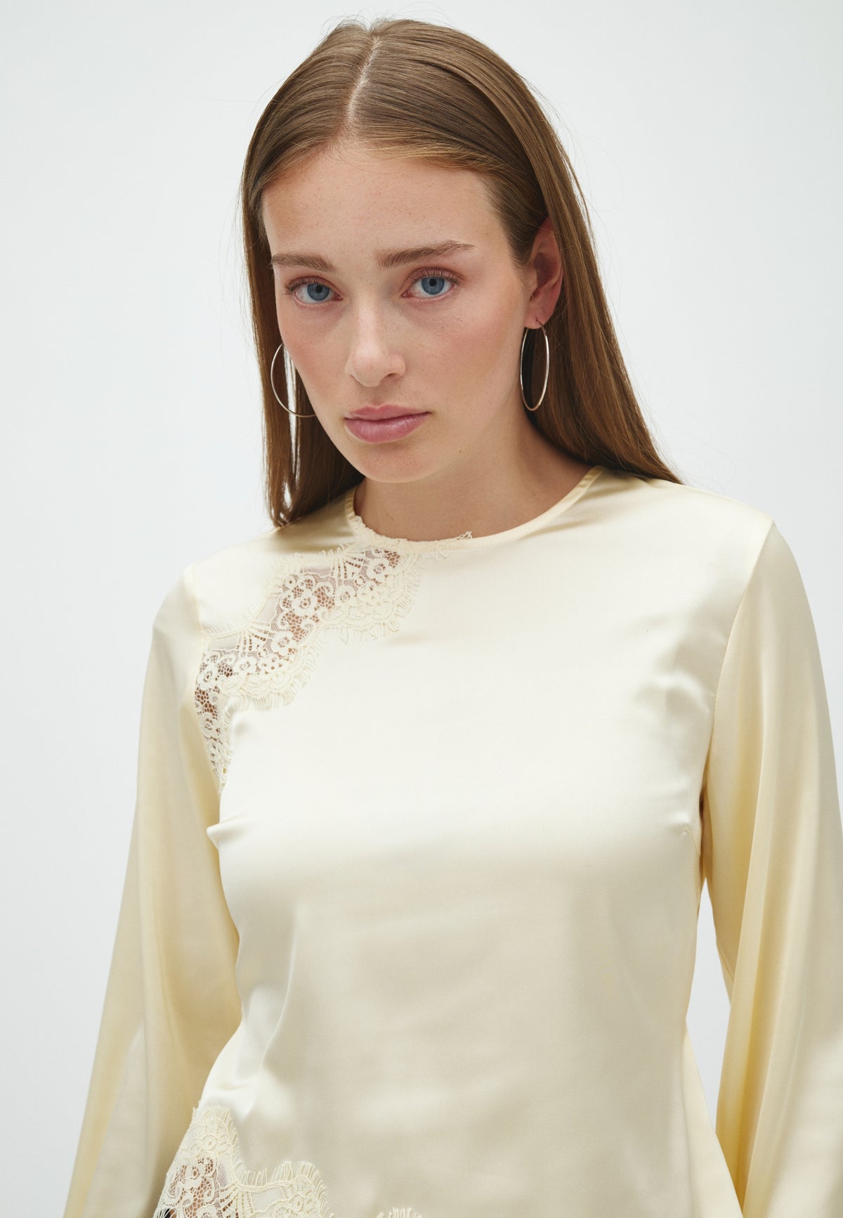 Beneka-F_Butter Yellow_Model_1