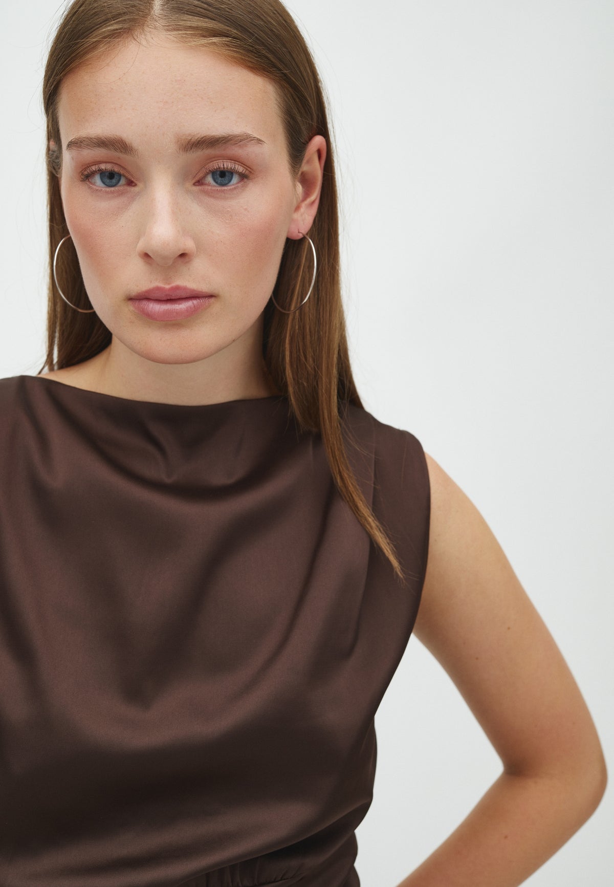 Lianna-F_Dark Brown_Model_1
