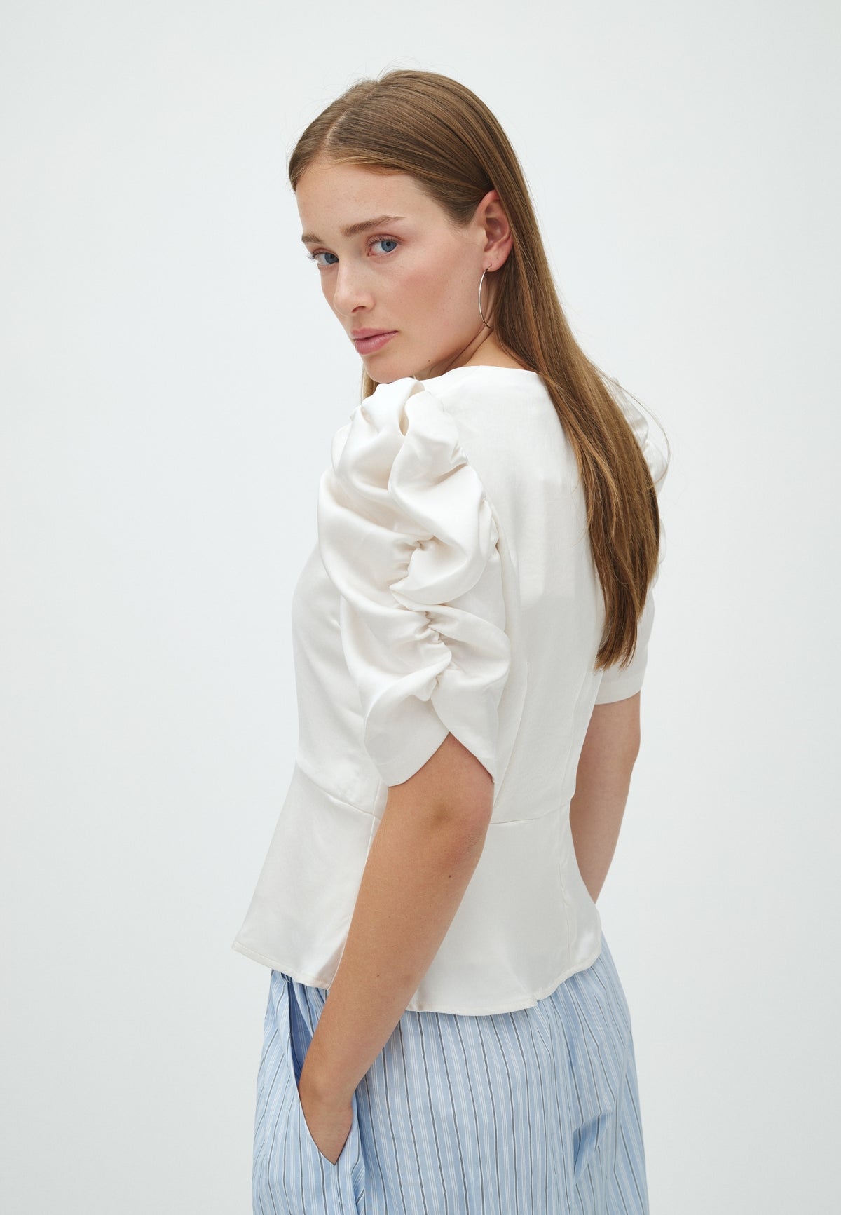 169164 Venua Heavy Sateen Blouse_Pearl_Model_1