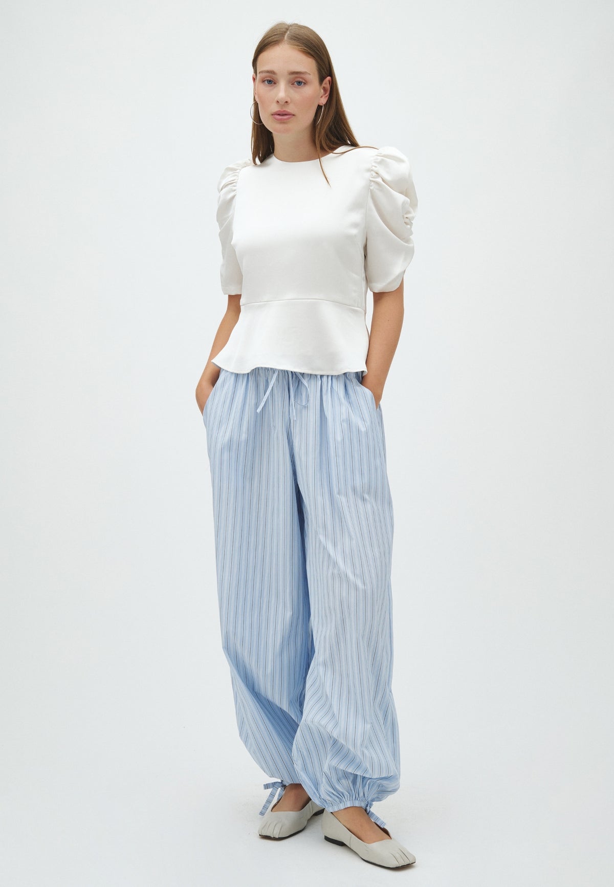 169164 Venua Heavy Sateen Blouse_Pearl_Model_3