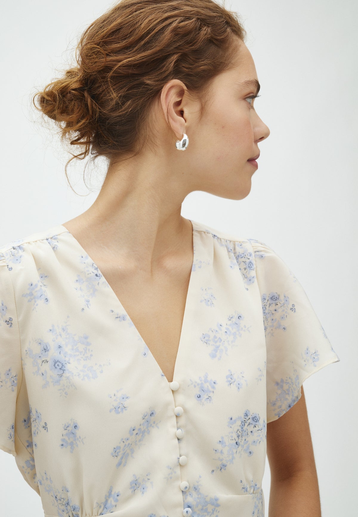 170010 Tasmin Delicate Flower Blouse_Creme_Model_1