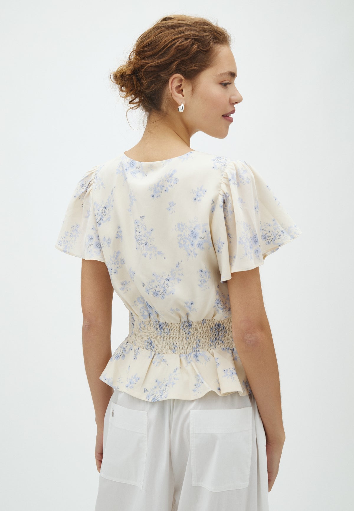 170010 Tasmin Delicate Flower Blouse_Creme_Model_2