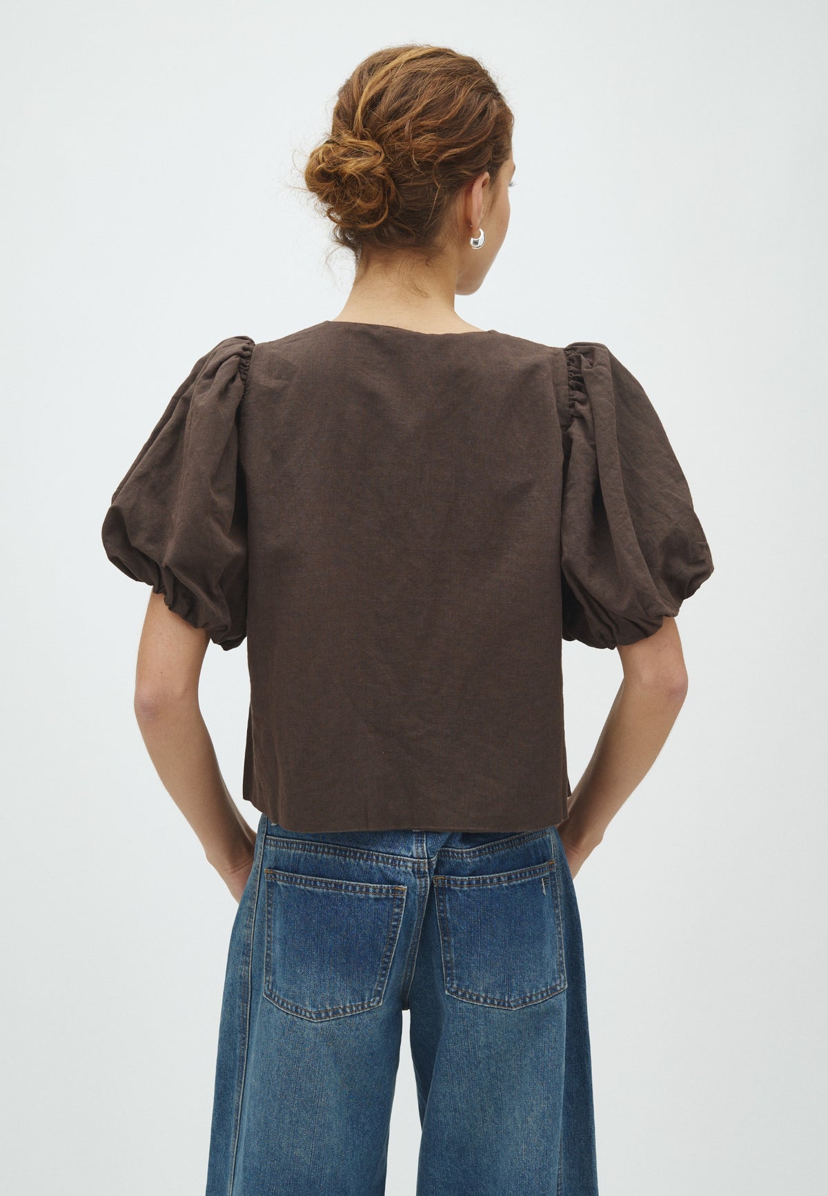 170009 Noisa Linen Blouse_Dark Brown_Model_2