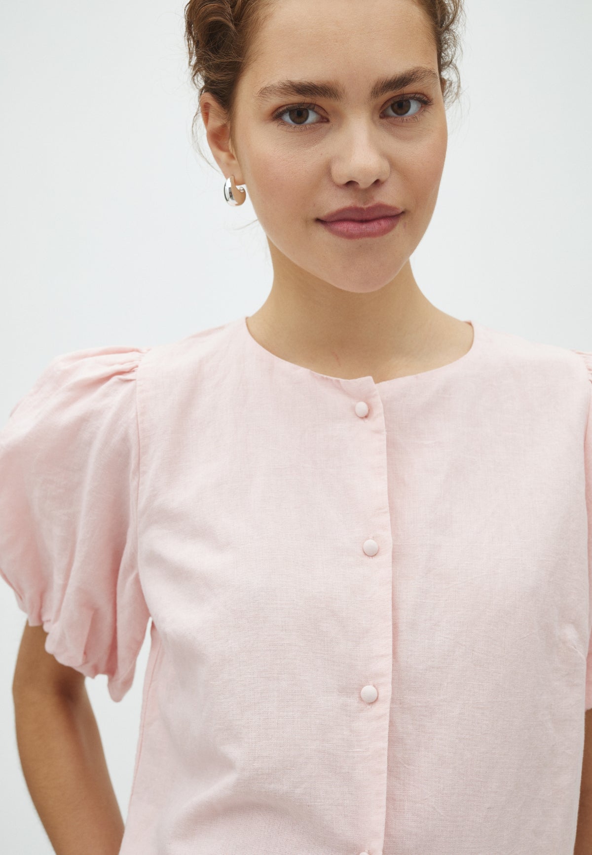170009 Noisa Linen Blouse_Rose Smoke_Model_1