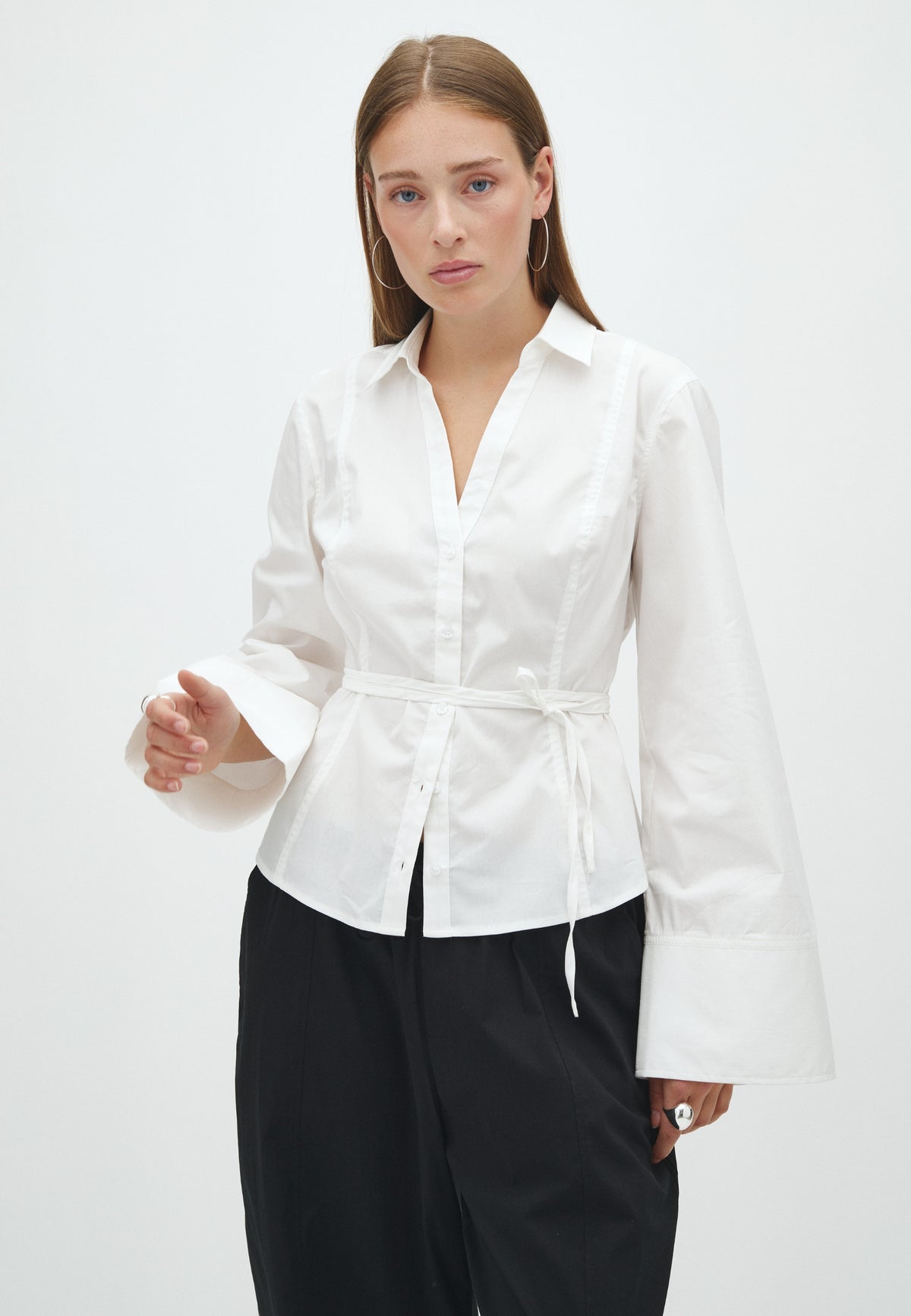 Noellie-F_White_Model_0