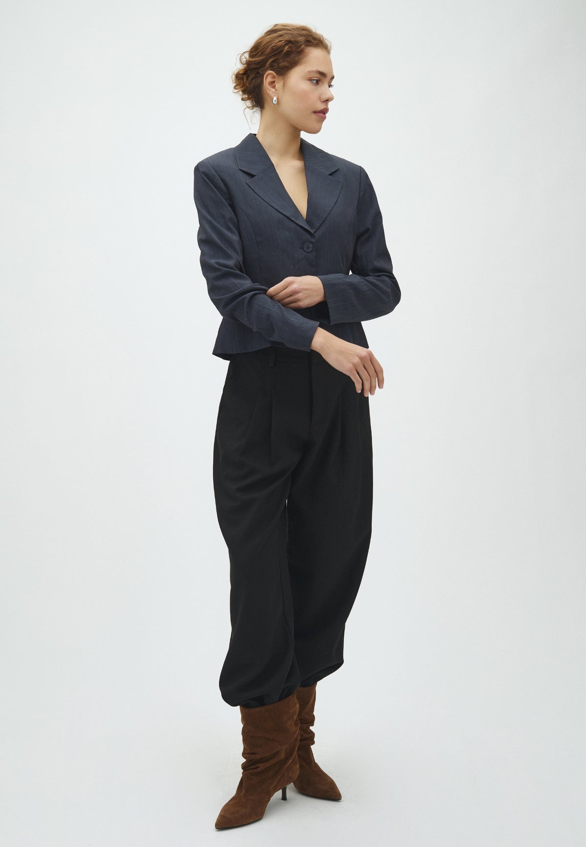 Haring-M_Navy Grey_Model_3