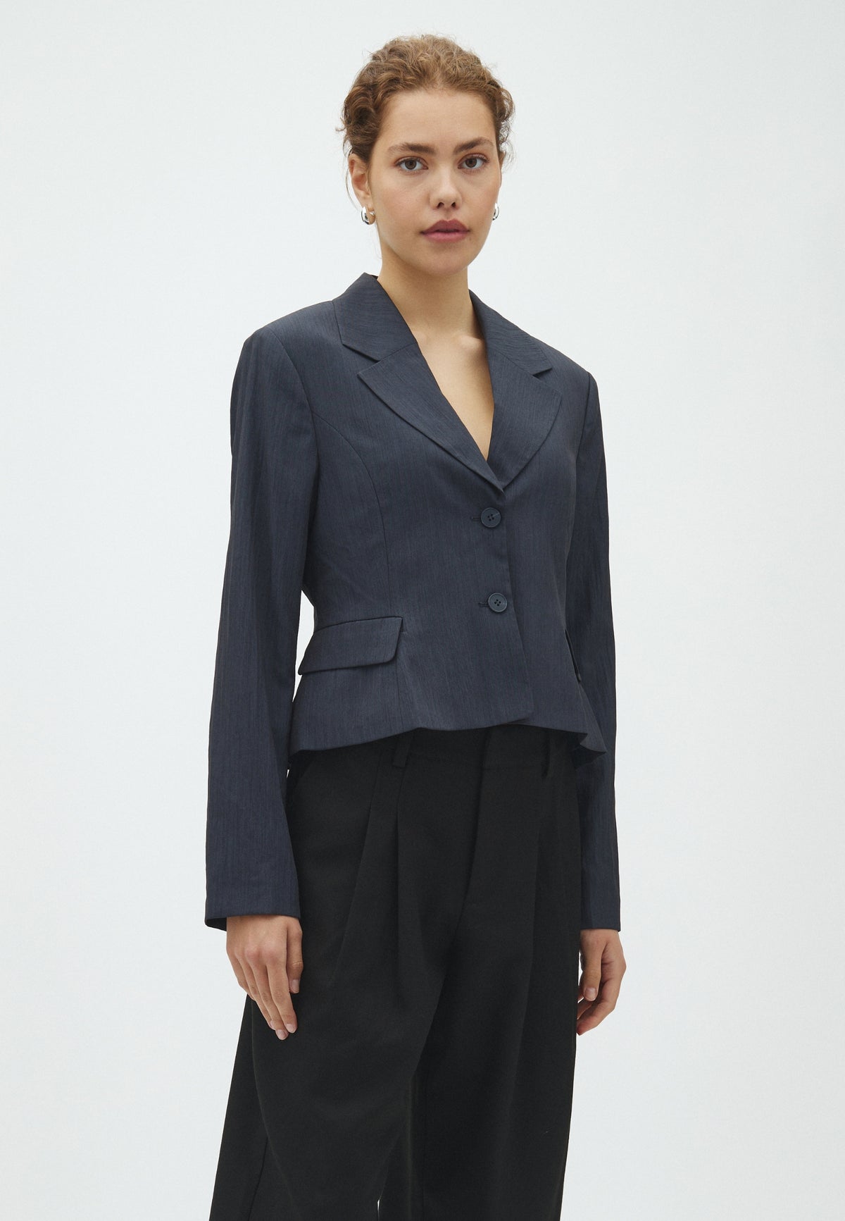 Haring-M_Navy Grey_Model_1