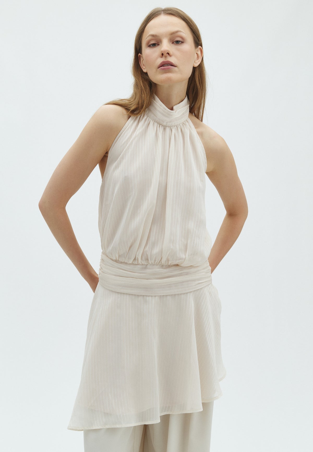 Cubine-F_Antique White_Model_1
