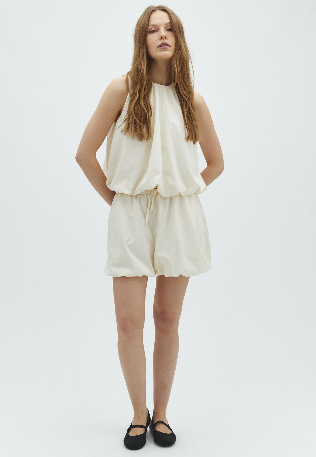 Eugene-F_Antique White_Model_2