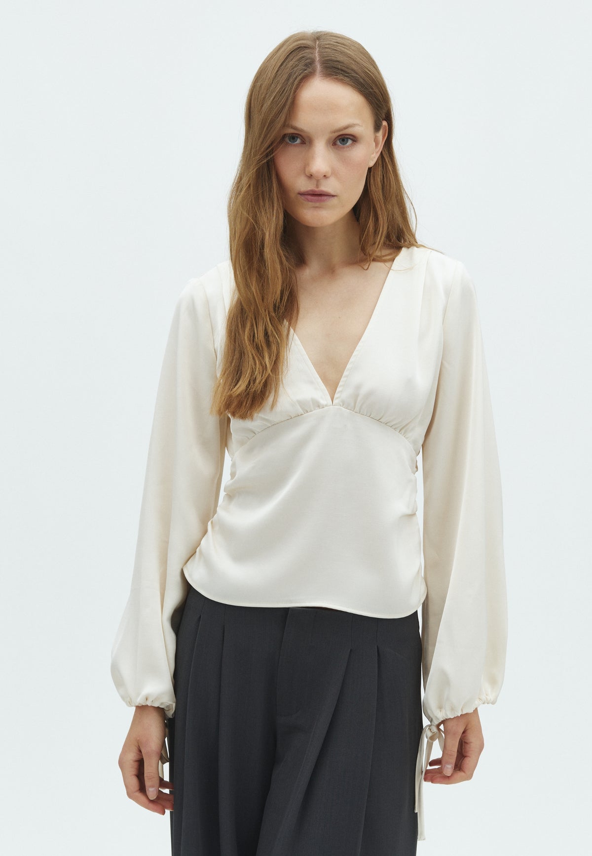 Berdette-F_Antique White_Model_0