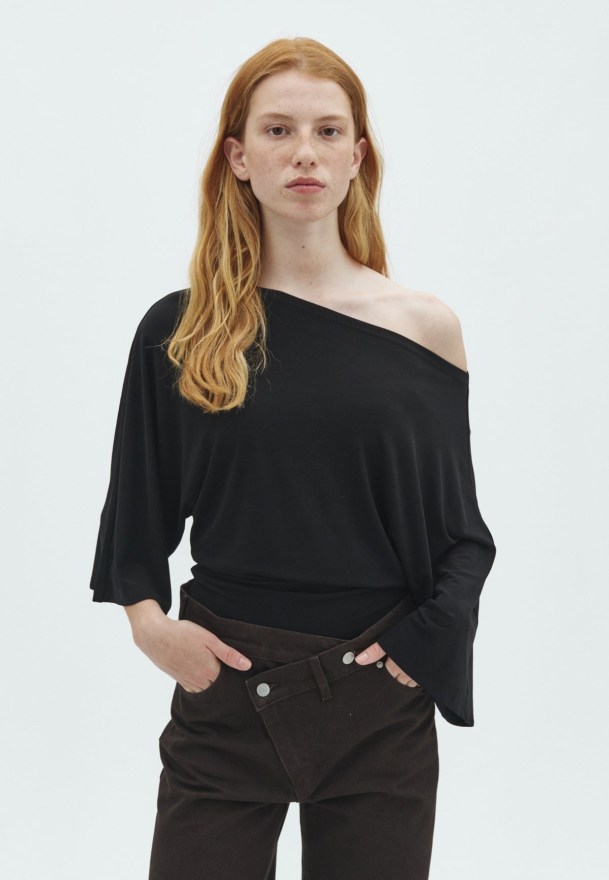 Venna-F_Black_Model_0