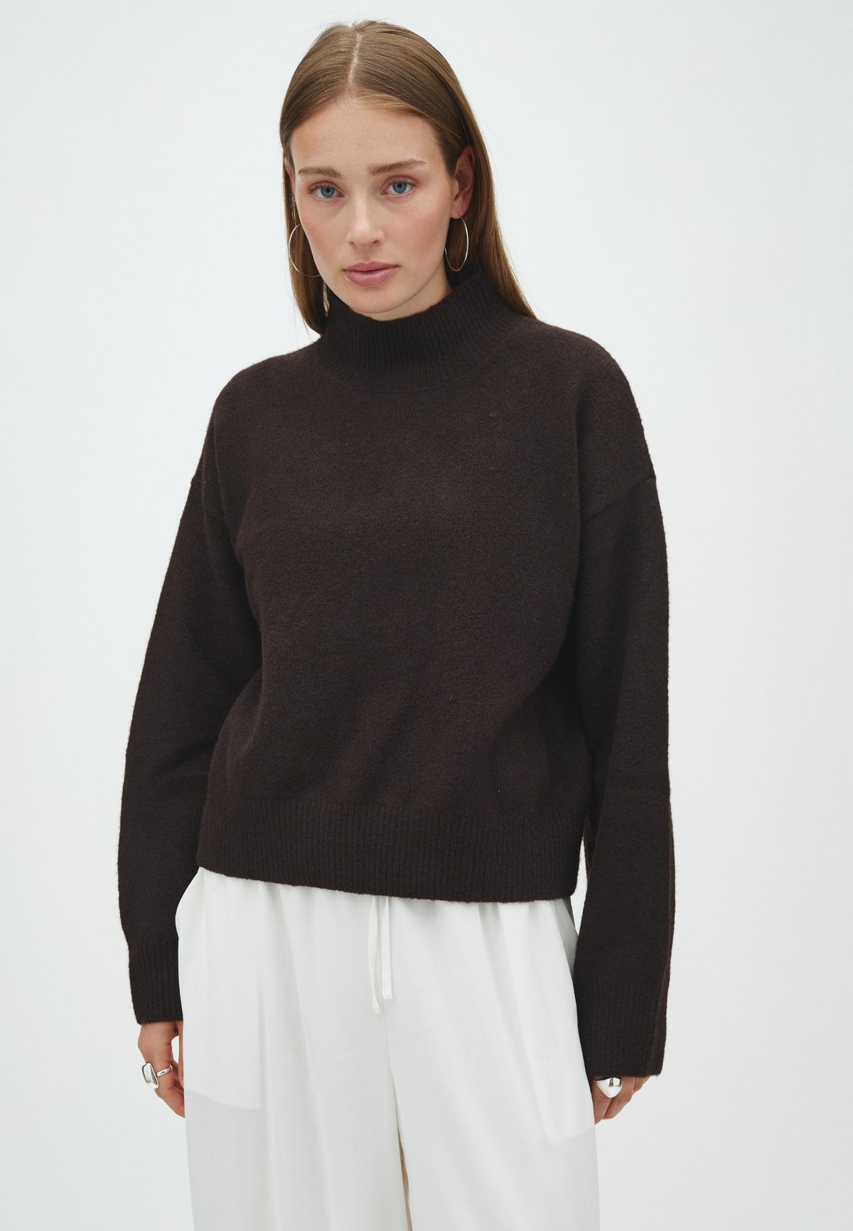 170038 Kaulina Knit Blouse_Dark Brown_Model_0