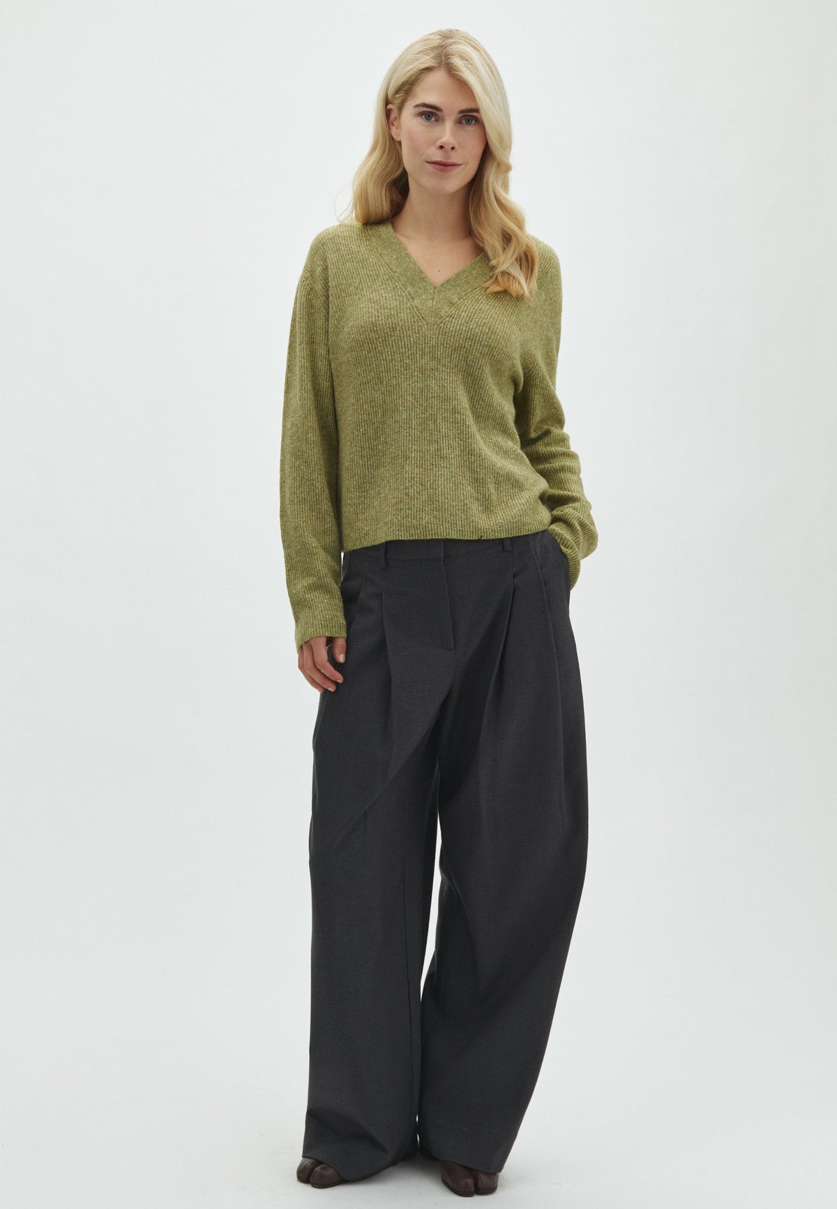 Asato V-M_Sage Green Melange_Model_3