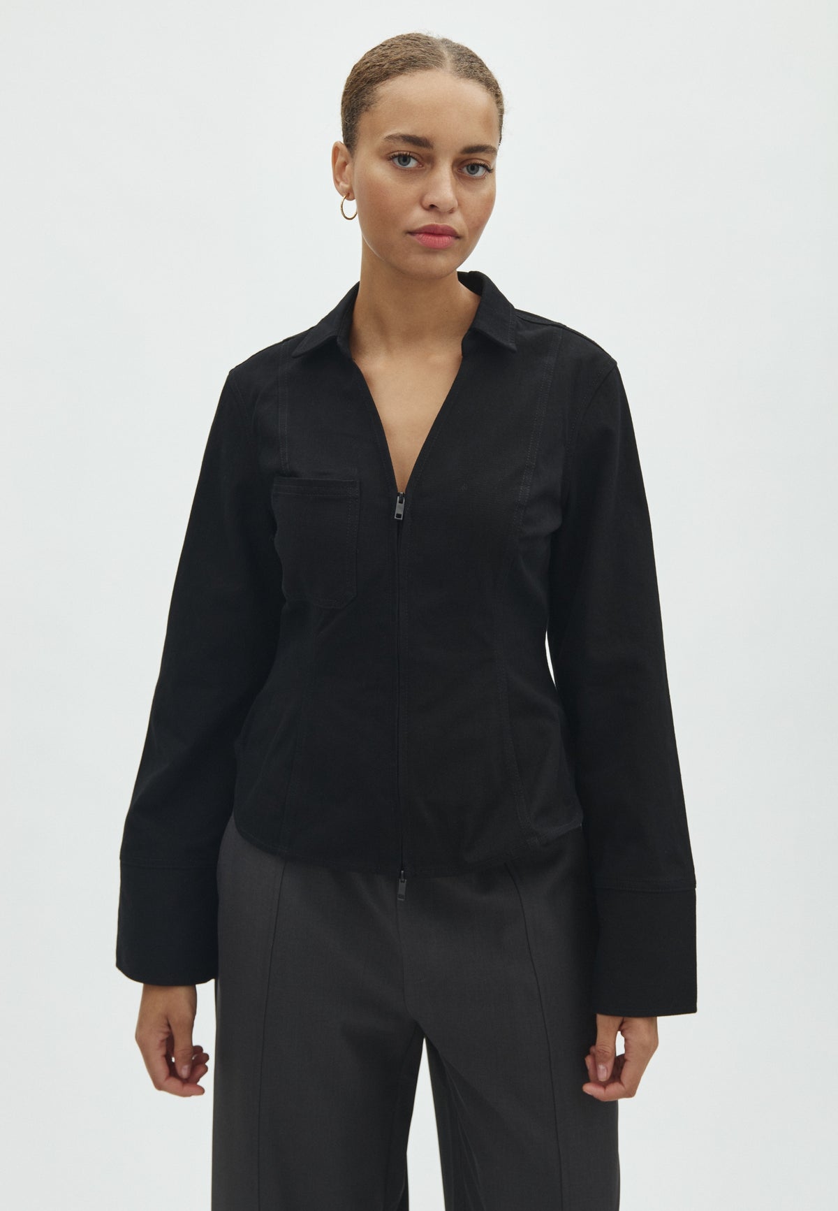 Annalia-F_Ultra Black_Model_0